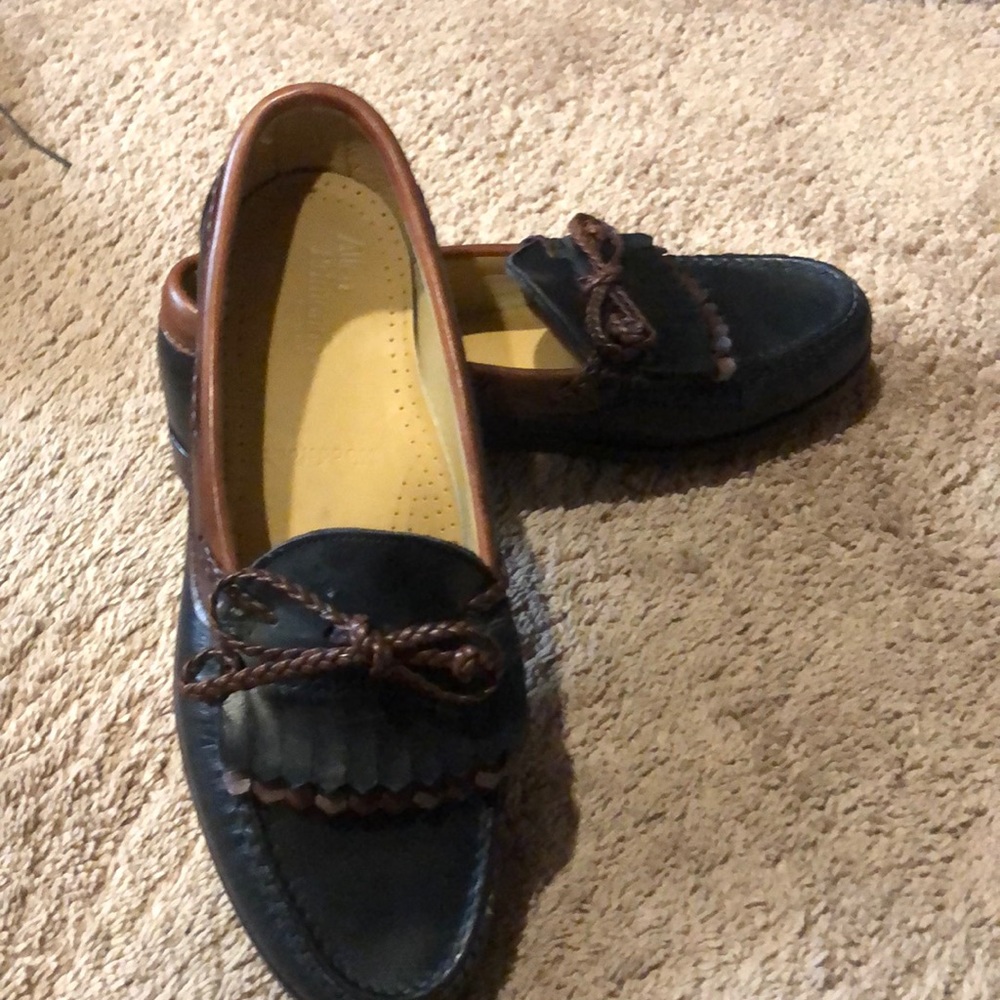 Allen Edmonds Mens Leather Kiltie Loafer. Brown and Black Leather. Slip On Shoes